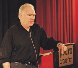 シナリオ講師のロバート・マッキーの写真。