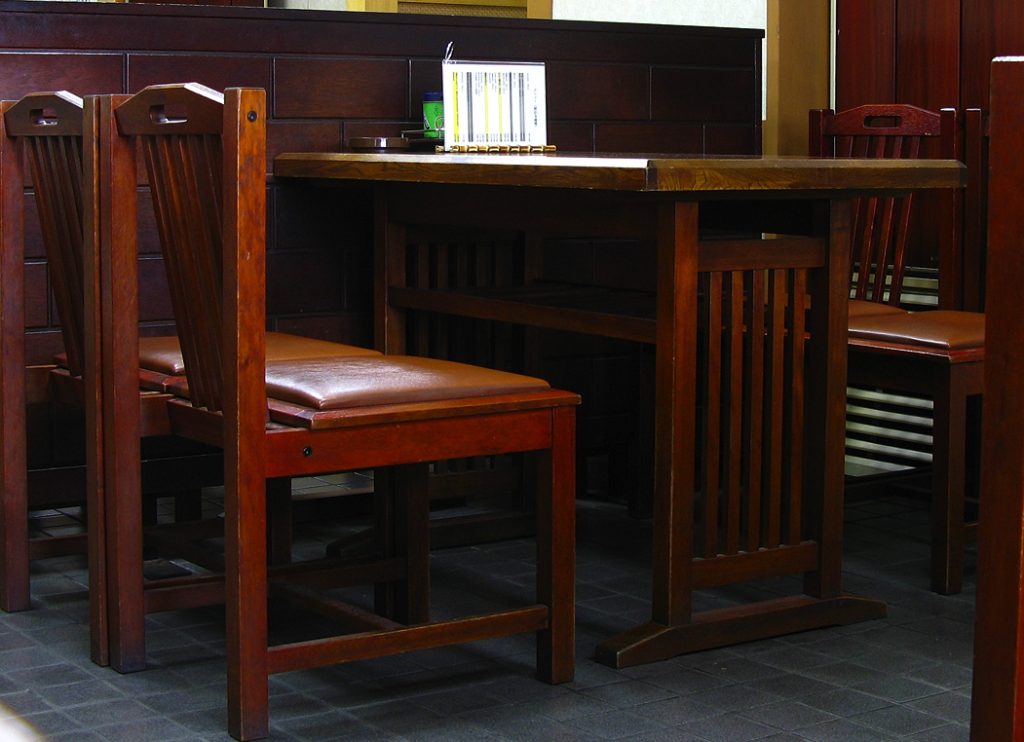 食堂のテーブル